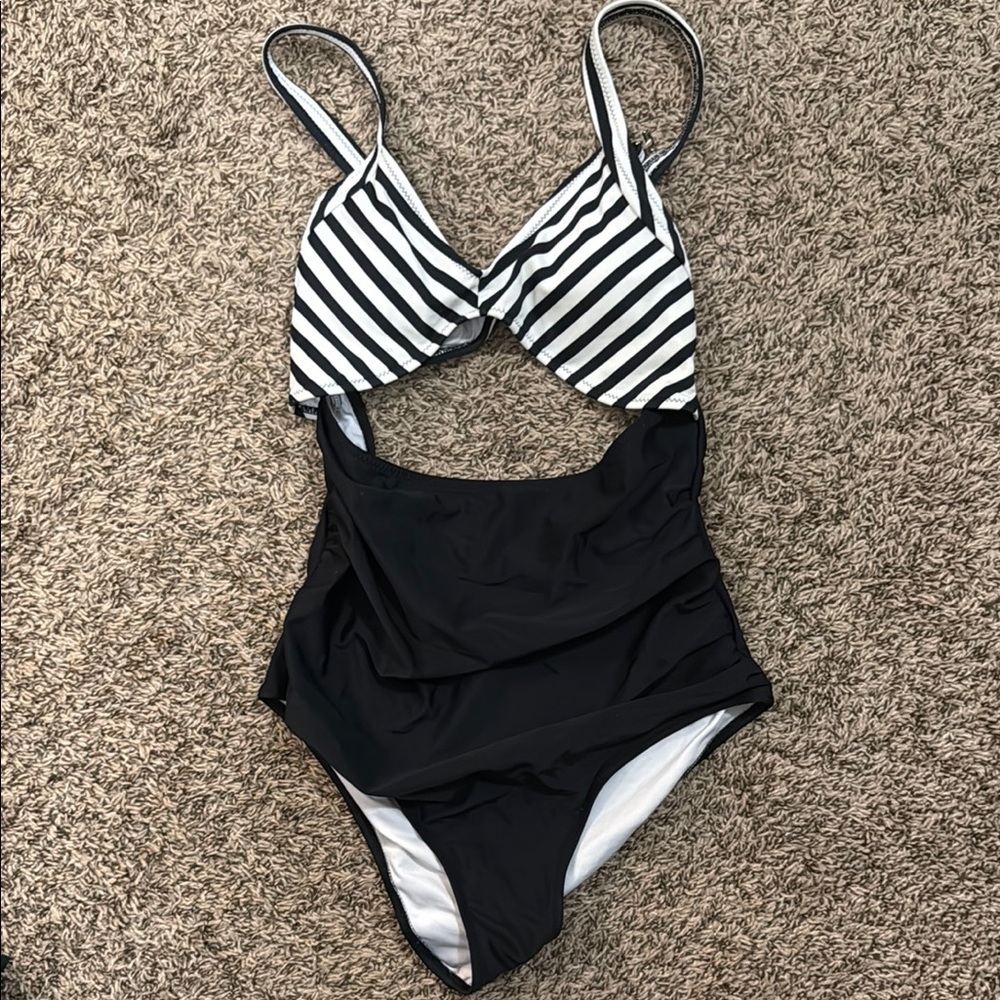 Cupshe Black and White One Piece Swimsuit with Cutout Design
